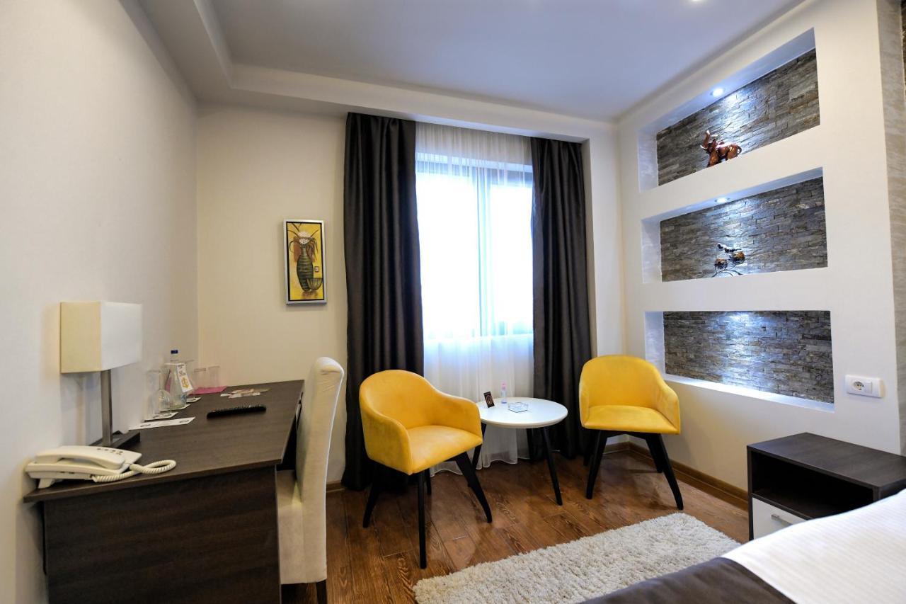 Garnet Hotel & Event Centar Ruma Extérieur photo