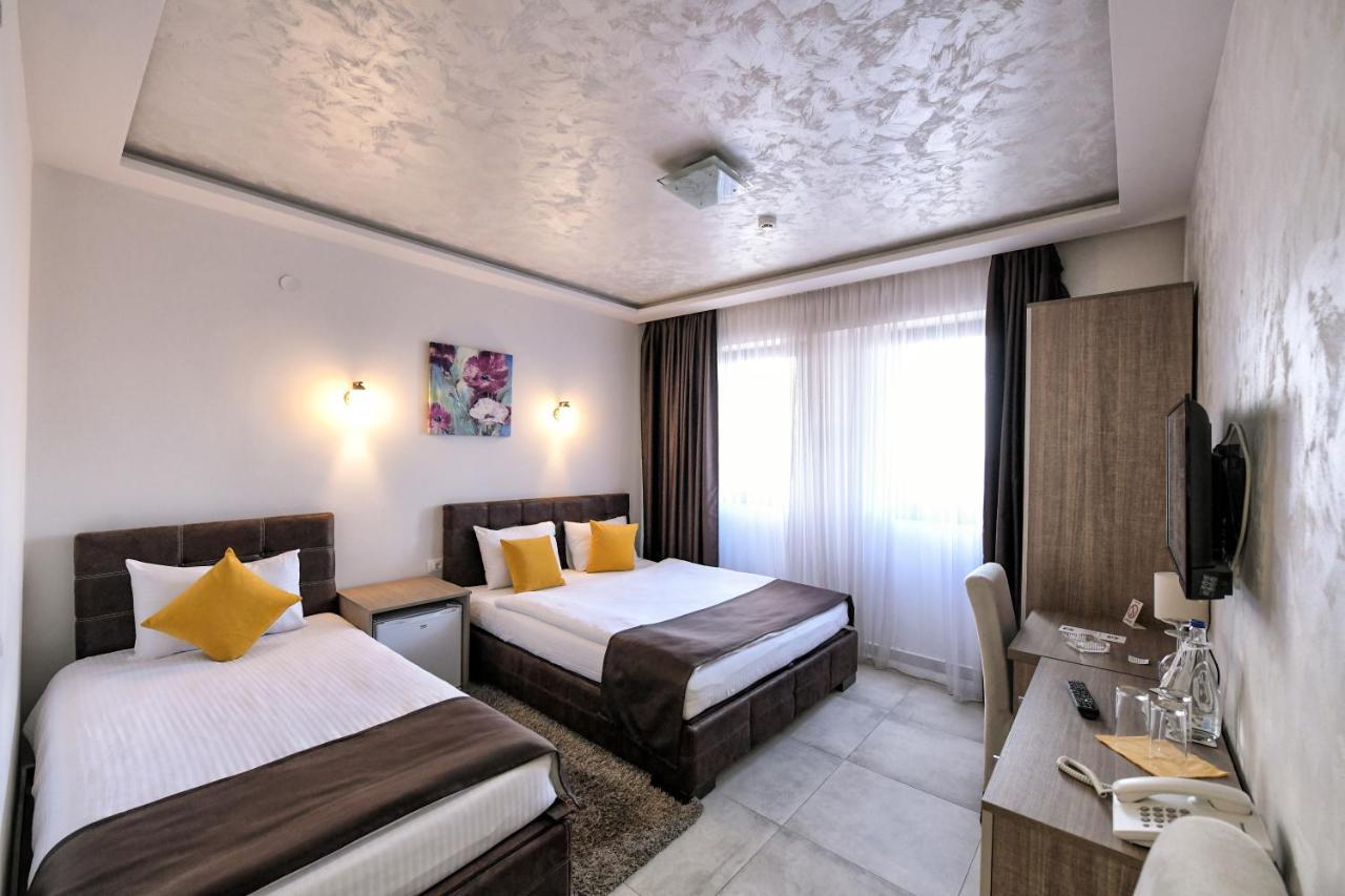 Garnet Hotel & Event Centar Ruma Extérieur photo