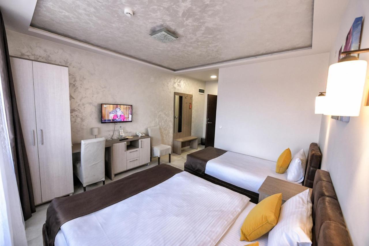 Garnet Hotel & Event Centar Ruma Extérieur photo