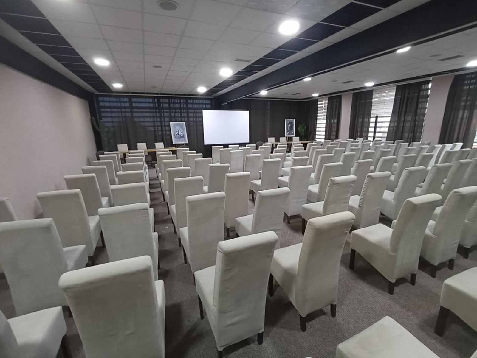Garnet Hotel & Event Centar Ruma Extérieur photo