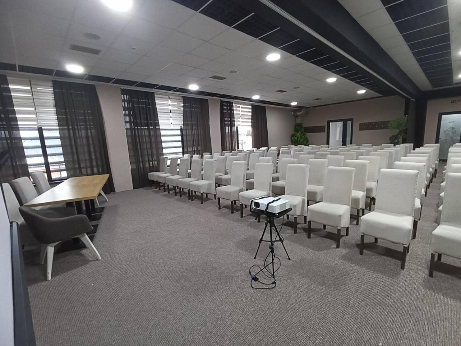 Garnet Hotel & Event Centar Ruma Extérieur photo