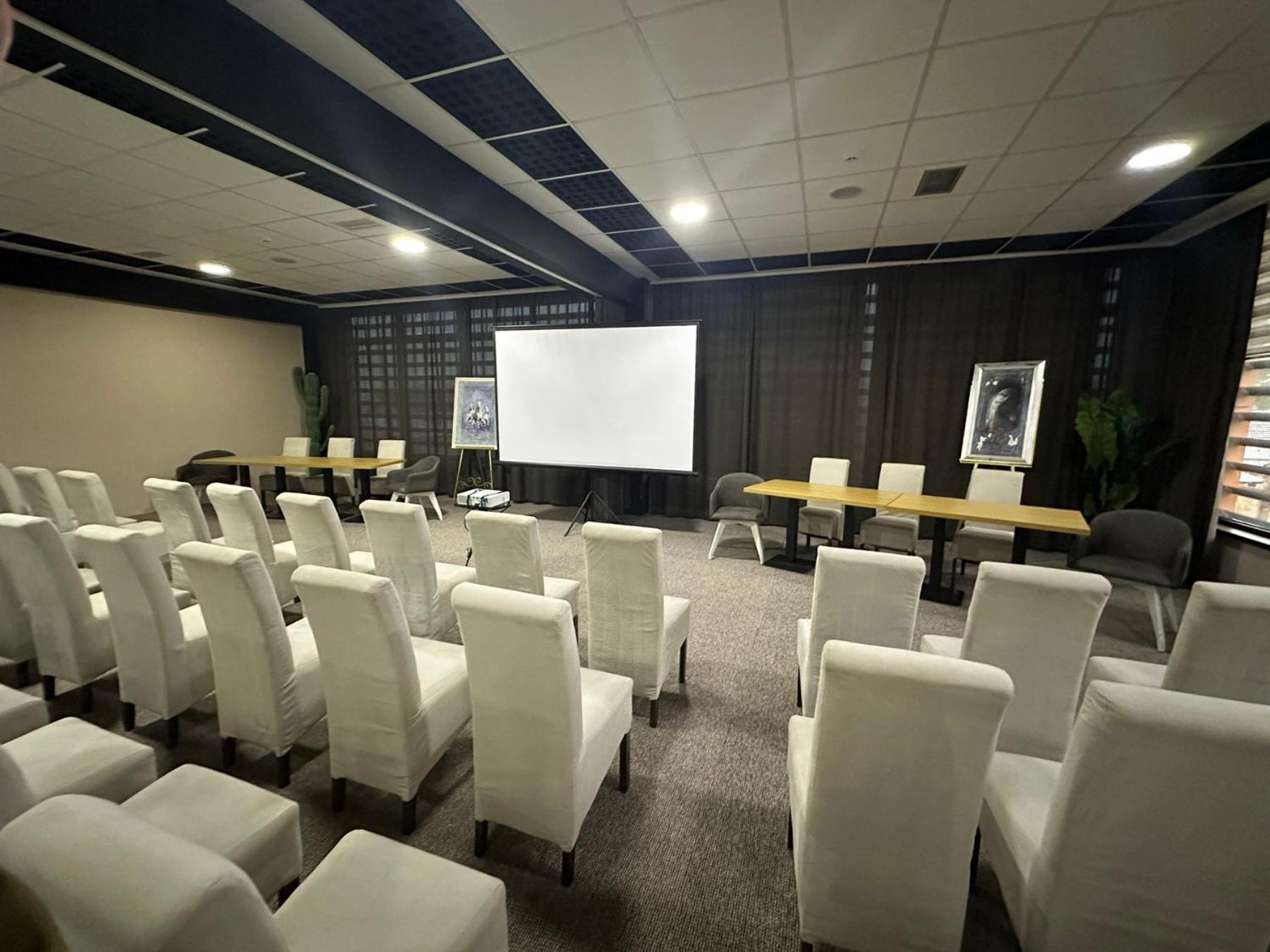 Garnet Hotel & Event Centar Ruma Extérieur photo