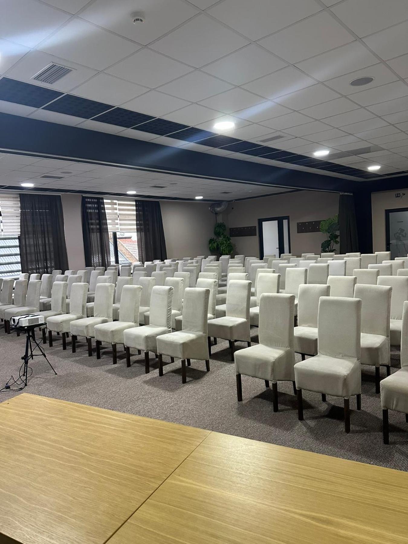 Garnet Hotel & Event Centar Ruma Extérieur photo