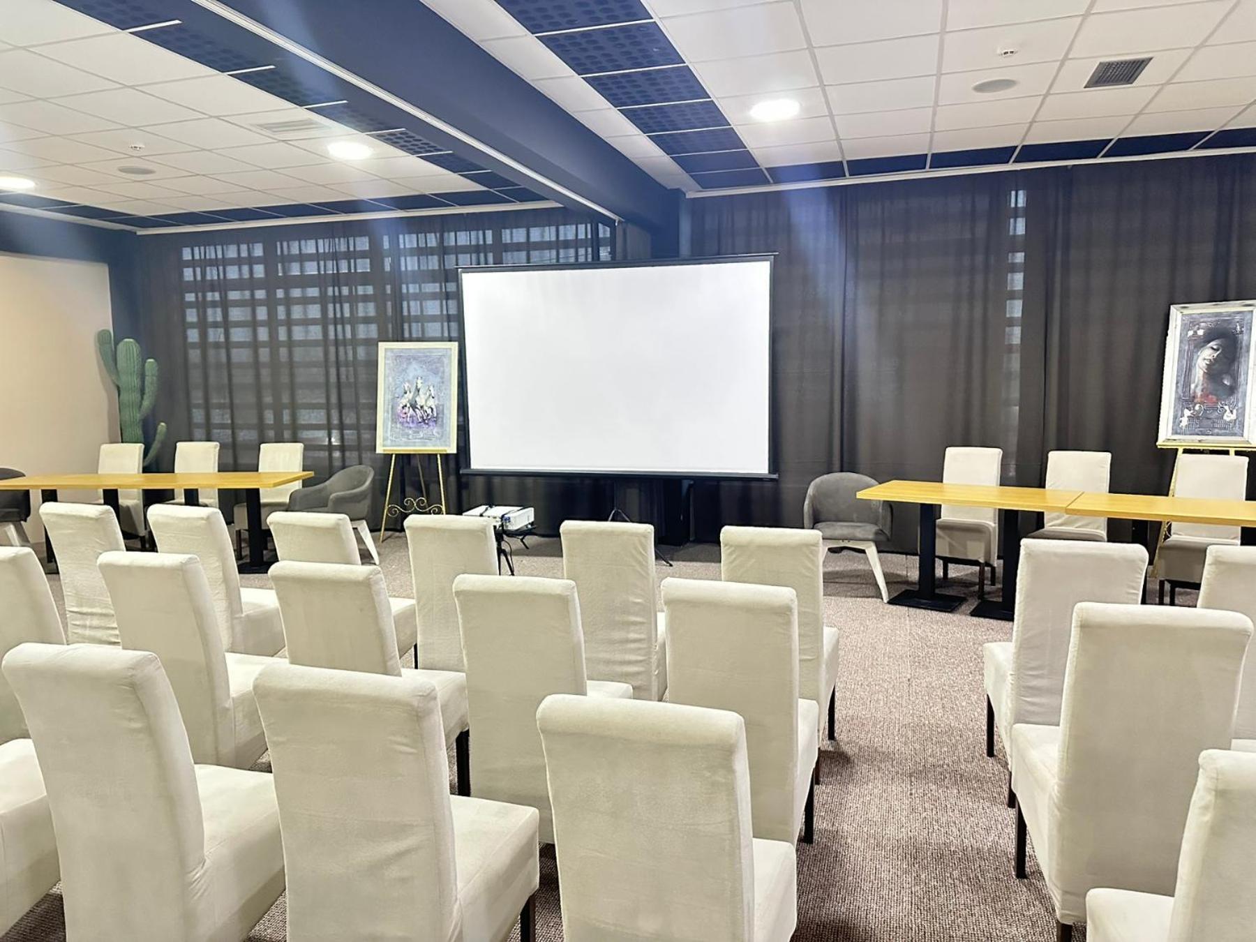 Garnet Hotel & Event Centar Ruma Extérieur photo