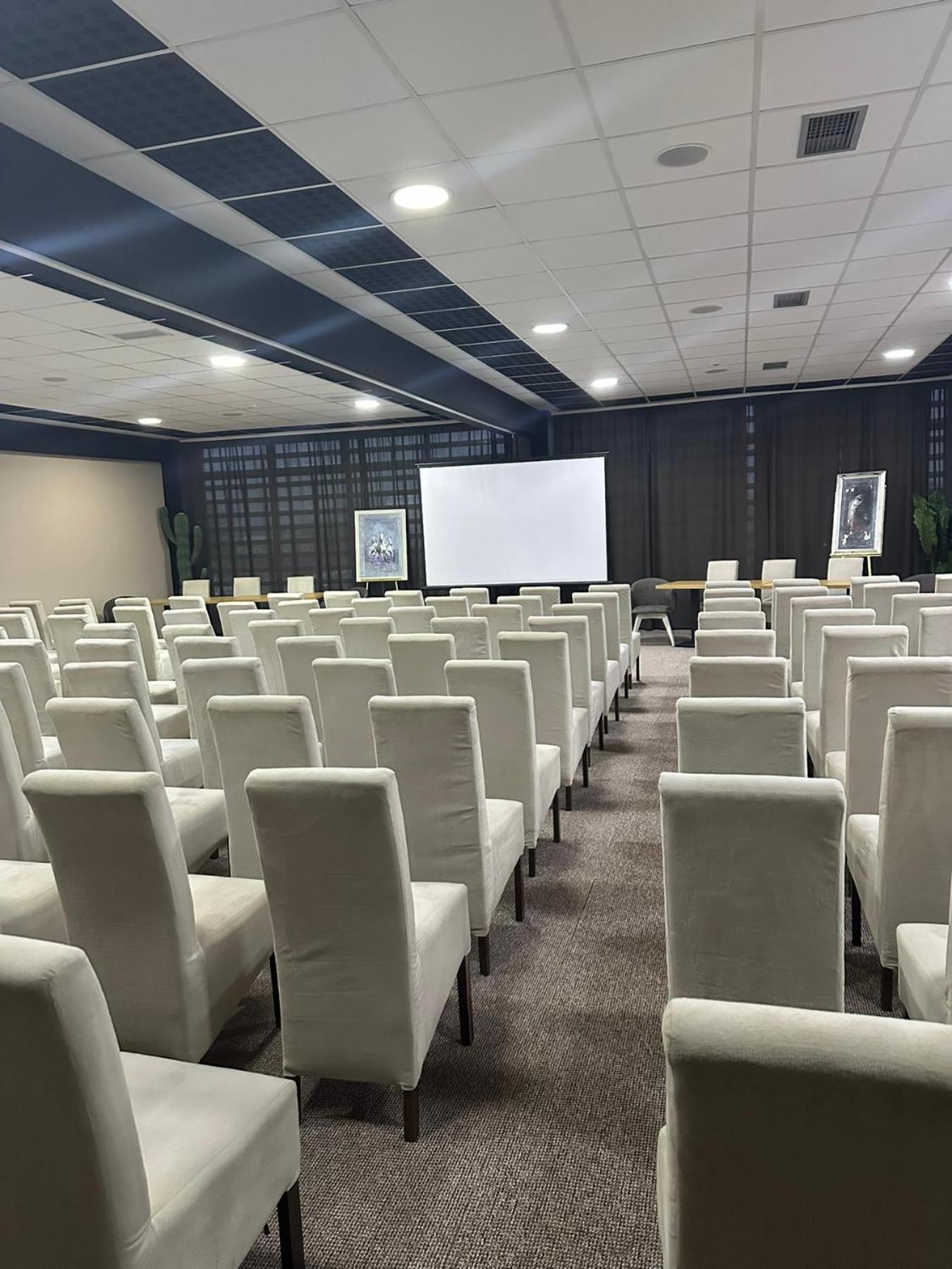 Garnet Hotel & Event Centar Ruma Extérieur photo