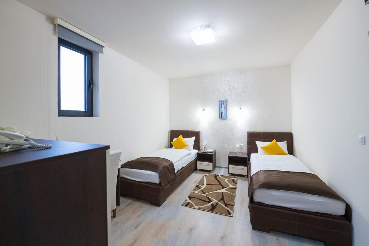 Garnet Hotel & Event Centar Ruma Extérieur photo