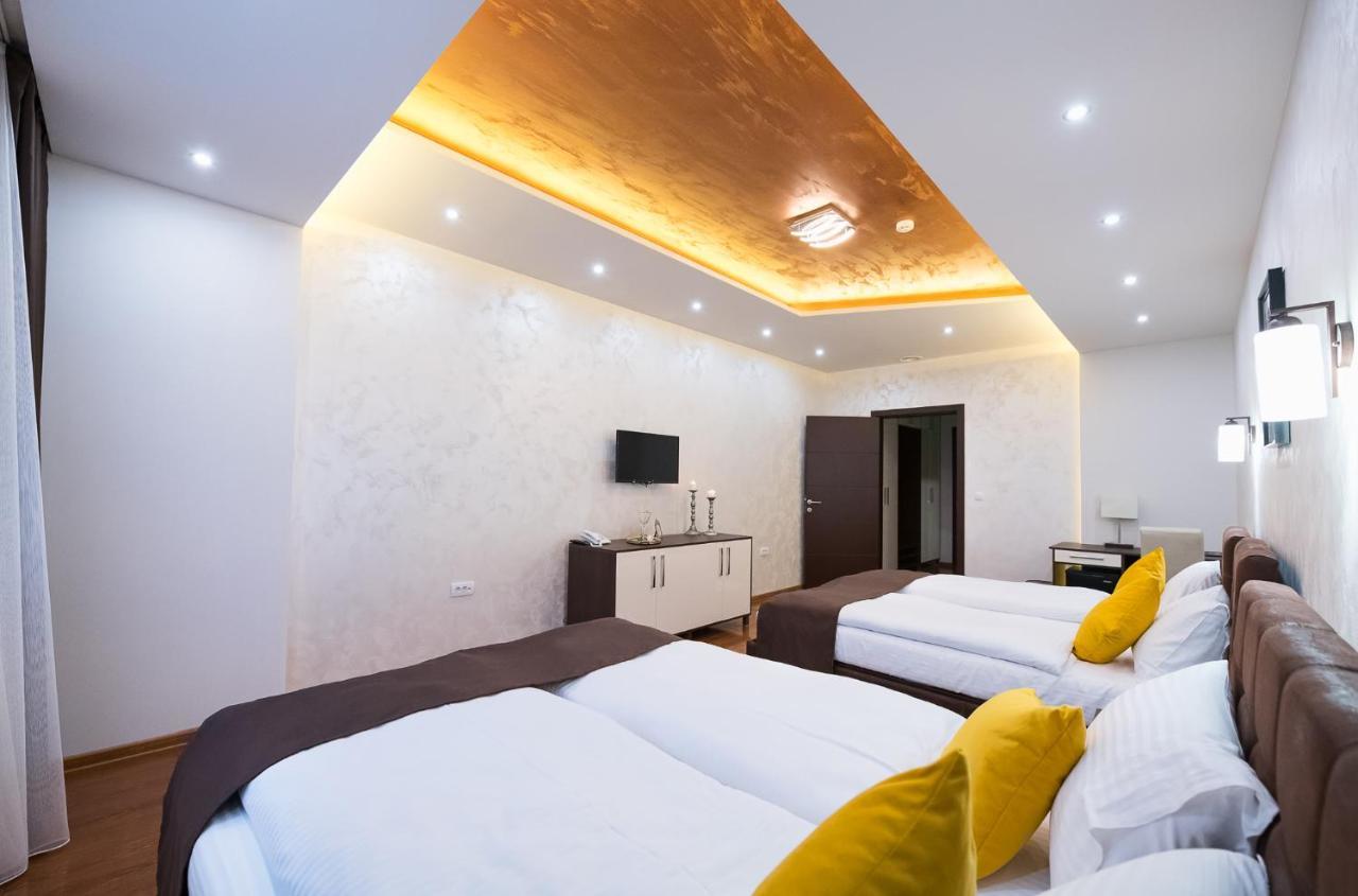 Garnet Hotel & Event Centar Ruma Extérieur photo