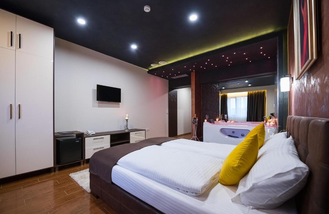 Garnet Hotel & Event Centar Ruma Extérieur photo
